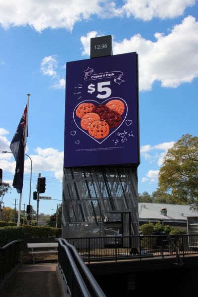 brisbane realestate pylon sign