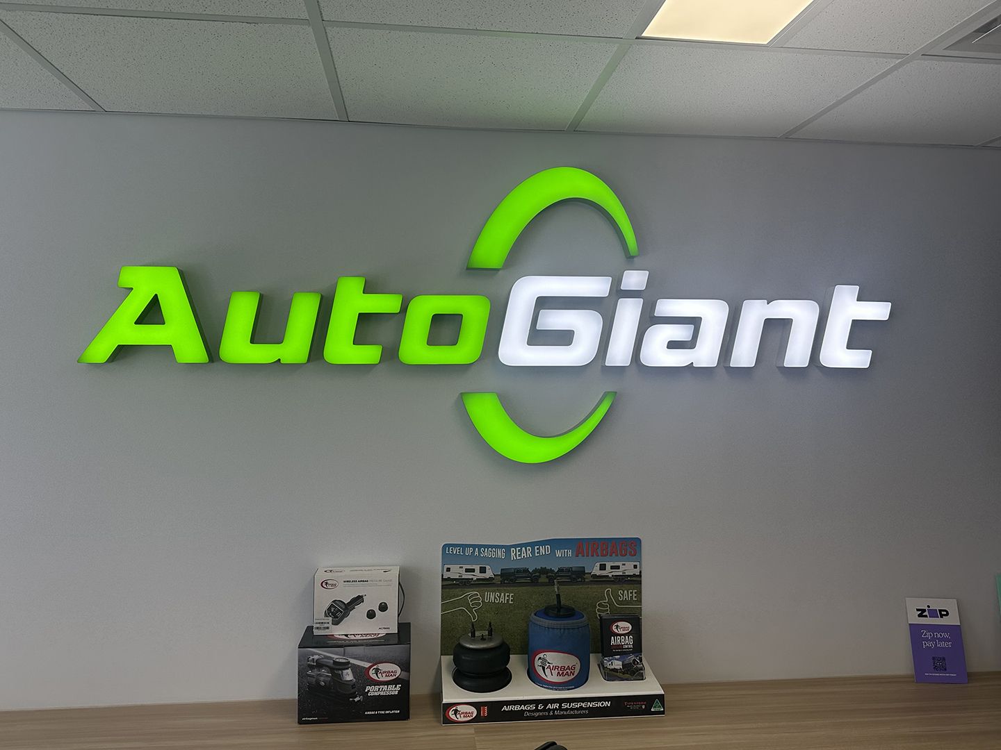 Auto Giant Reception Sign